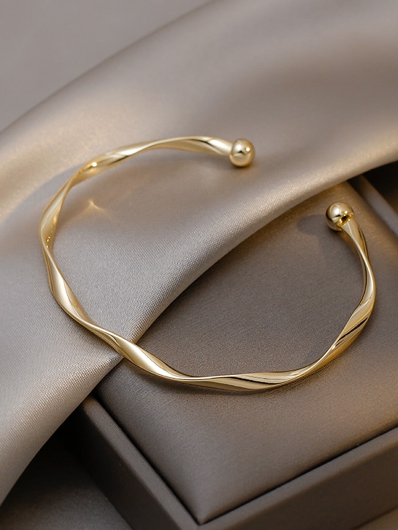 Andkiss Twist Design Cuff Bangle