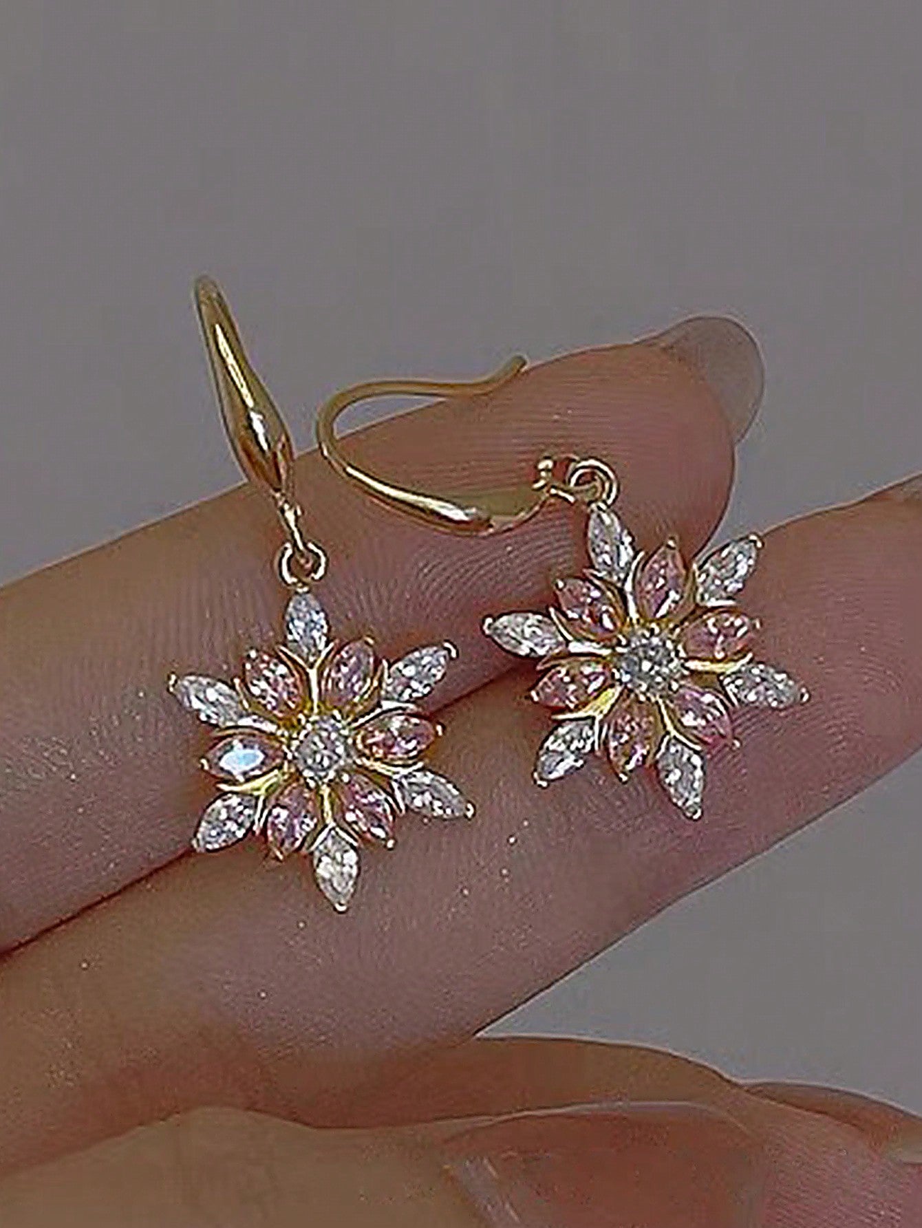 1pair Sweet & Exquisite Snowflake-Shaped Christmas Earrings Embellished With Pink Rhinestones, Elegant & Graceful Personality Jewelry For Women